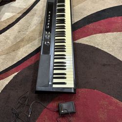 Piano Keyboard With Pedal 