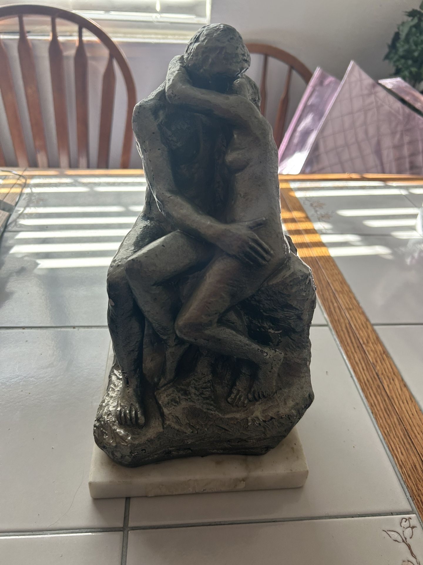 The Kissing Statue