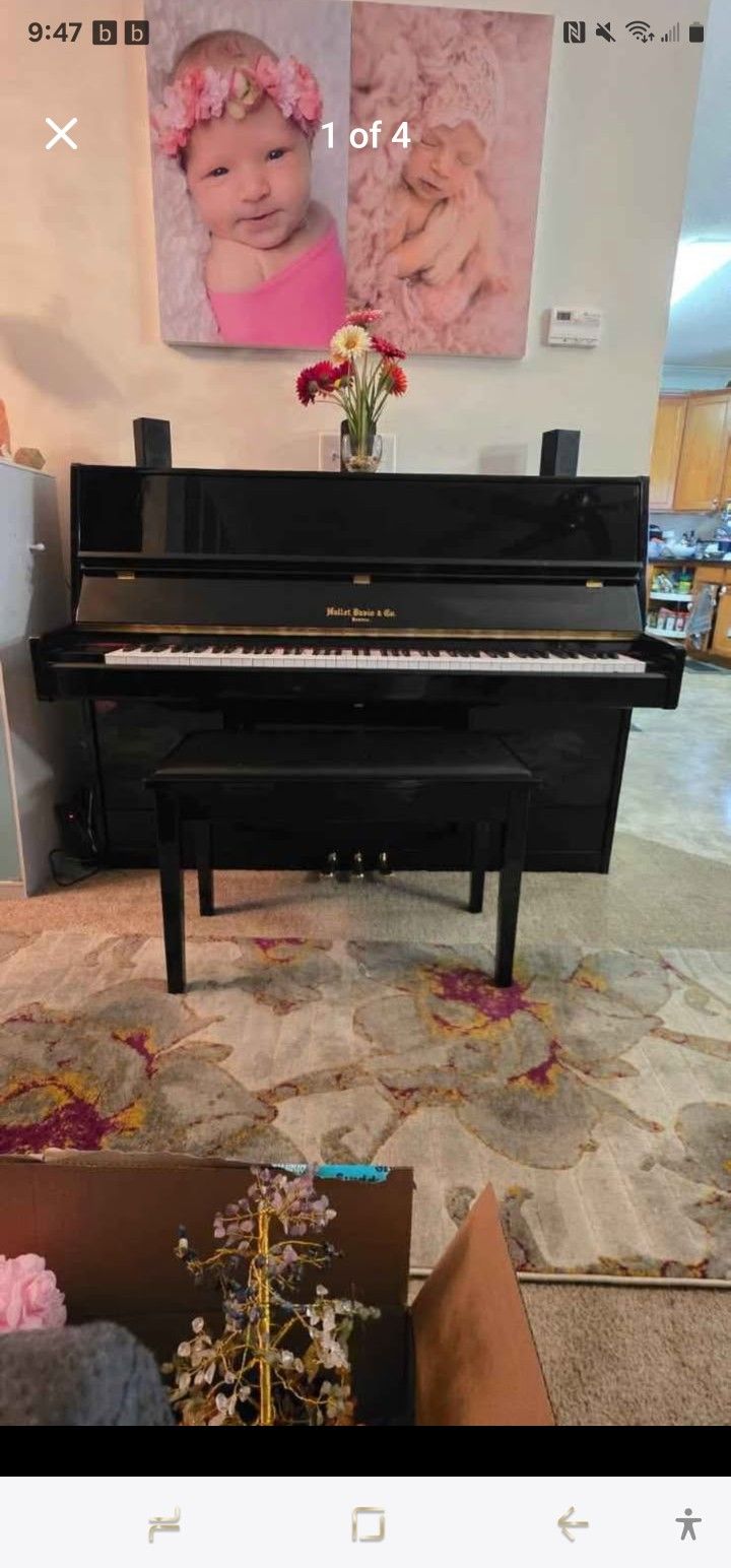 Hallet, Davis & Co 43.5" Upright Black Piano