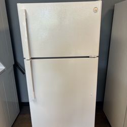 General Electric 28in Top Freezer Refrigerator (White)