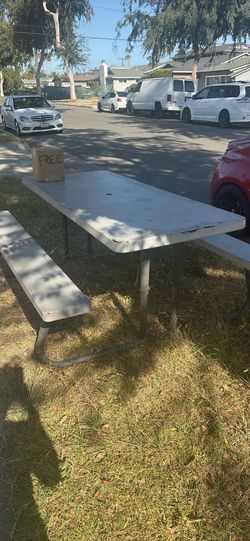 Free folding picnic table