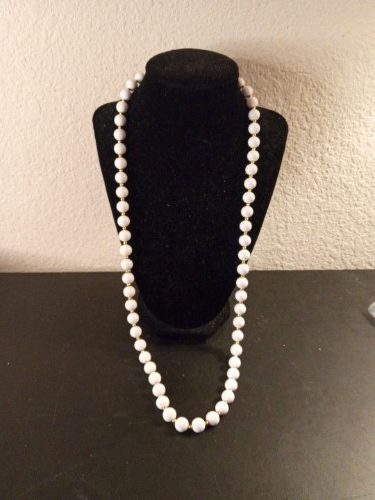 VTG Monet 14" Graduated White Lucite Beaded Necklace Gold Tone Spacers.
Enhance your style statement with this captivating Monet 14" graduated white