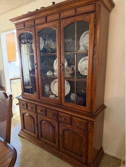 1980s Beautiful China Cabinet