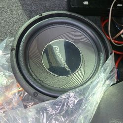 Vendo Woofer Como Nuevo 10 Y Amp Funcionando Bien