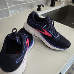 Brooks Trace Sz 6