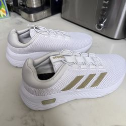New Adidas Cloud Foam Comfort Womens size 10