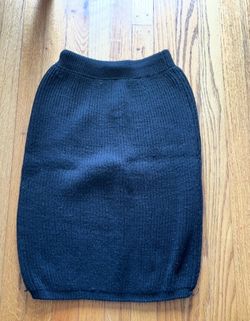 Classic black ribbed knit skirt, size Medium. Simple, comfortable, and versatile for everyday wear. Color: Black Size: M (Medium) Material: 6