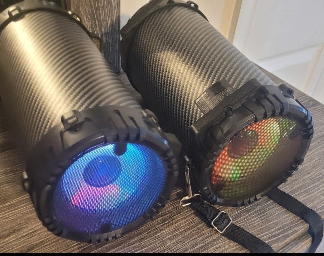 2 Wirless Bluetooth Speakers Color Changeing