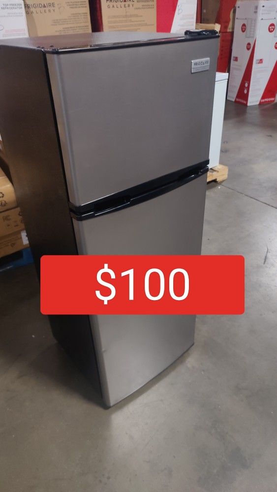 ($100) Frigidaire Refrigerator