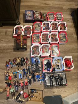 Wwe action figures (Read Disc)