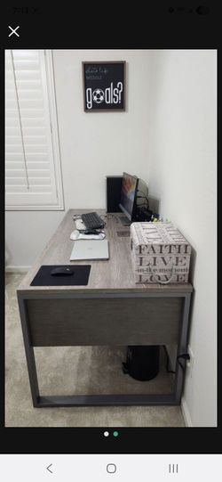 Modern & Spacious Computer Desk - Like New - $100 (Buckeye) 
