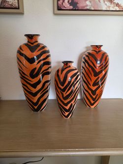 Set of 3 Decorative Tiger Print / Safari Ceramic Vases. Juego de 3 Floreros Decorativos Estampado de tigre.
