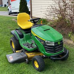 John Deere S160 Lawn Tractor