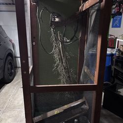 Free LARGE Reptile/iguana crate