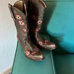 Boots 8.5