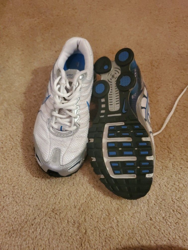 Size 5 Nike Tennis Shoes 