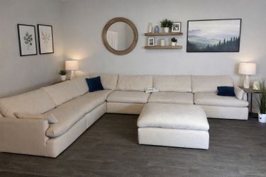 LIKE NEW! 7 Piece Cream CLOUD Modular Sectional Couch (FREE DELIVERY 🚚)