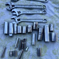 4 CRESCENT WRENCHES & 22 SAE SOCKETS ASSORTMENT IN GOOD WORKING CONDITIONS 