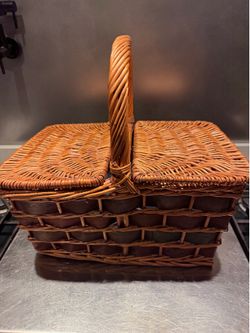 Pic Nic basket with plastic plates &  cutlery