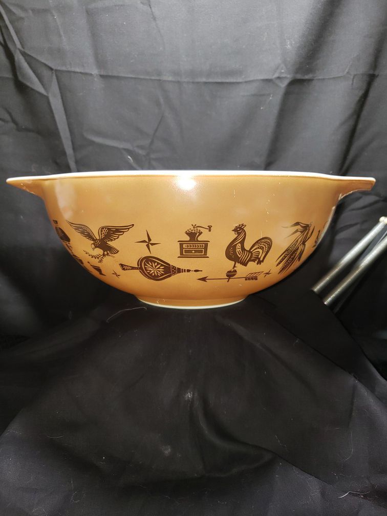 Vintage Pyrex #444 Earl American nesting Cinderella mixing bowl.