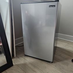 4.4 Cu Ft Mini Fridge With Small Freezer Section