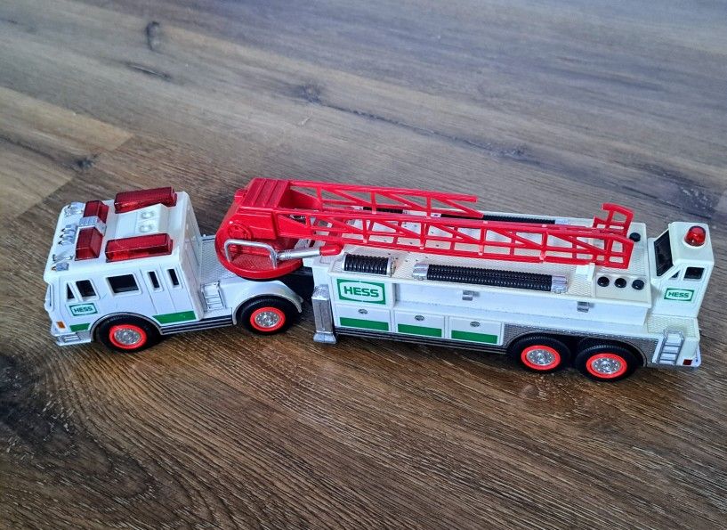 VTG" HESS 2000 LADDER TRUCK, Lights,Sound, PRE•OWNED NO BOX/Batteries