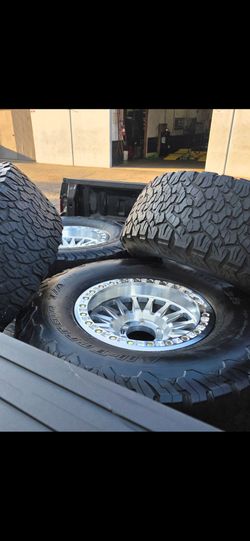 17" KMC KM445 BEADLOCKS w/ 35" - 37" tires