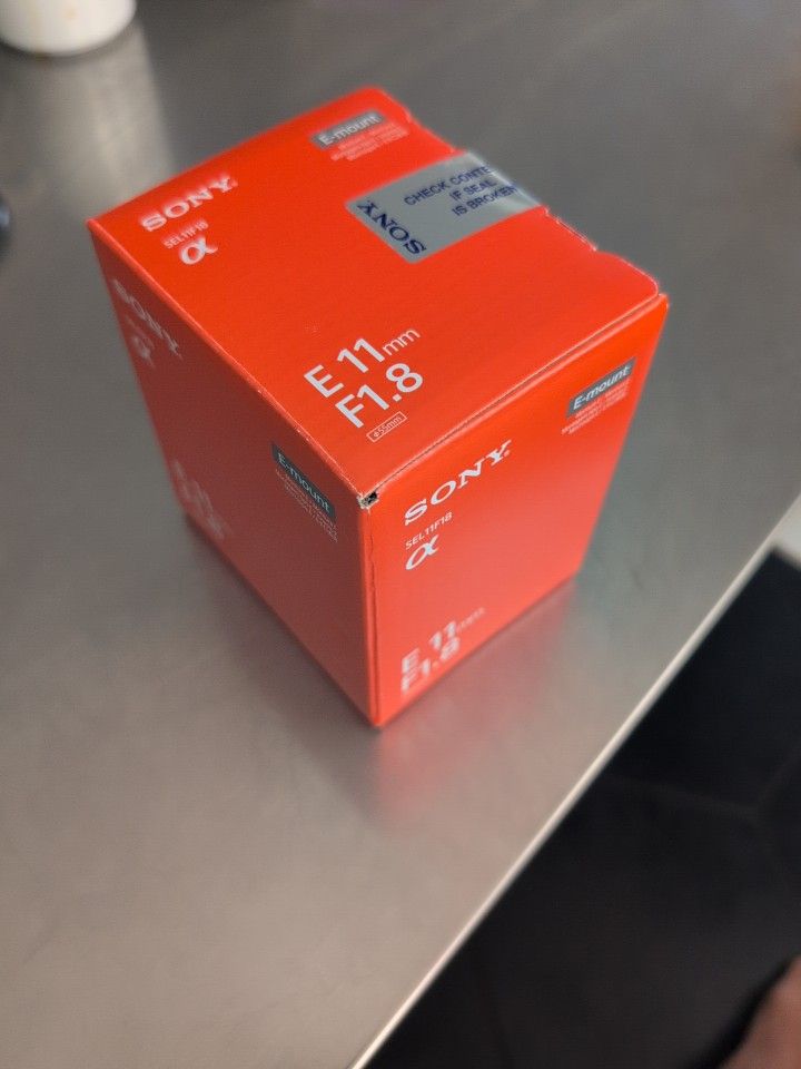 Sony E 11mm F1.8 APS-C
Ultra-Wide-Angle Prime Lens for E-mount Cameras Black SEL11F18
