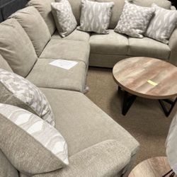 Entertainment Stylish Cozy Sectional! 