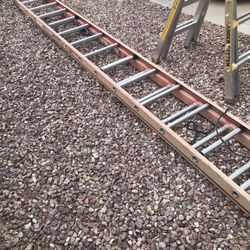 32’ Fiberglass Ladder 