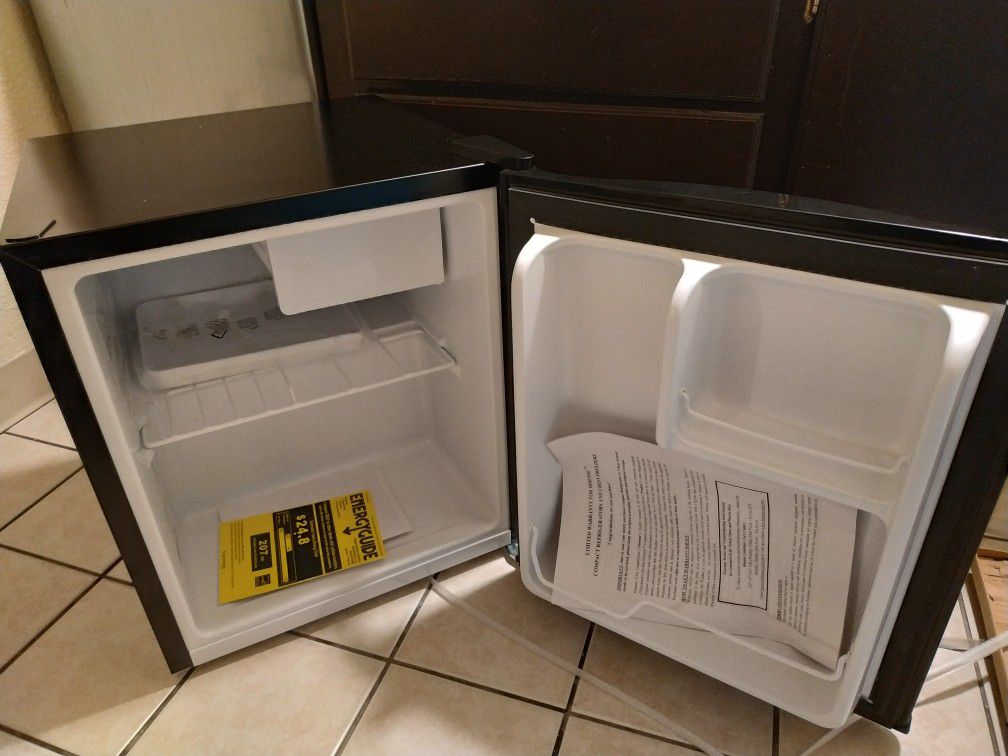 Mini fridge, Compact Refrigerator, Hisense RR17D6ABE