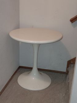 Tulip-style pedestal table
