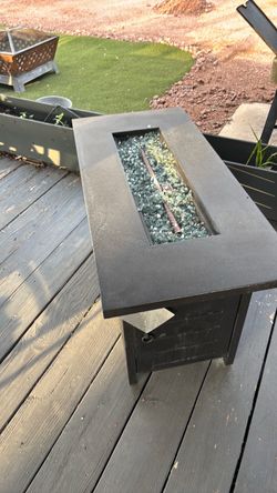 Outdoor gas fire pit