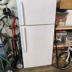 Insignia Refrigerator 