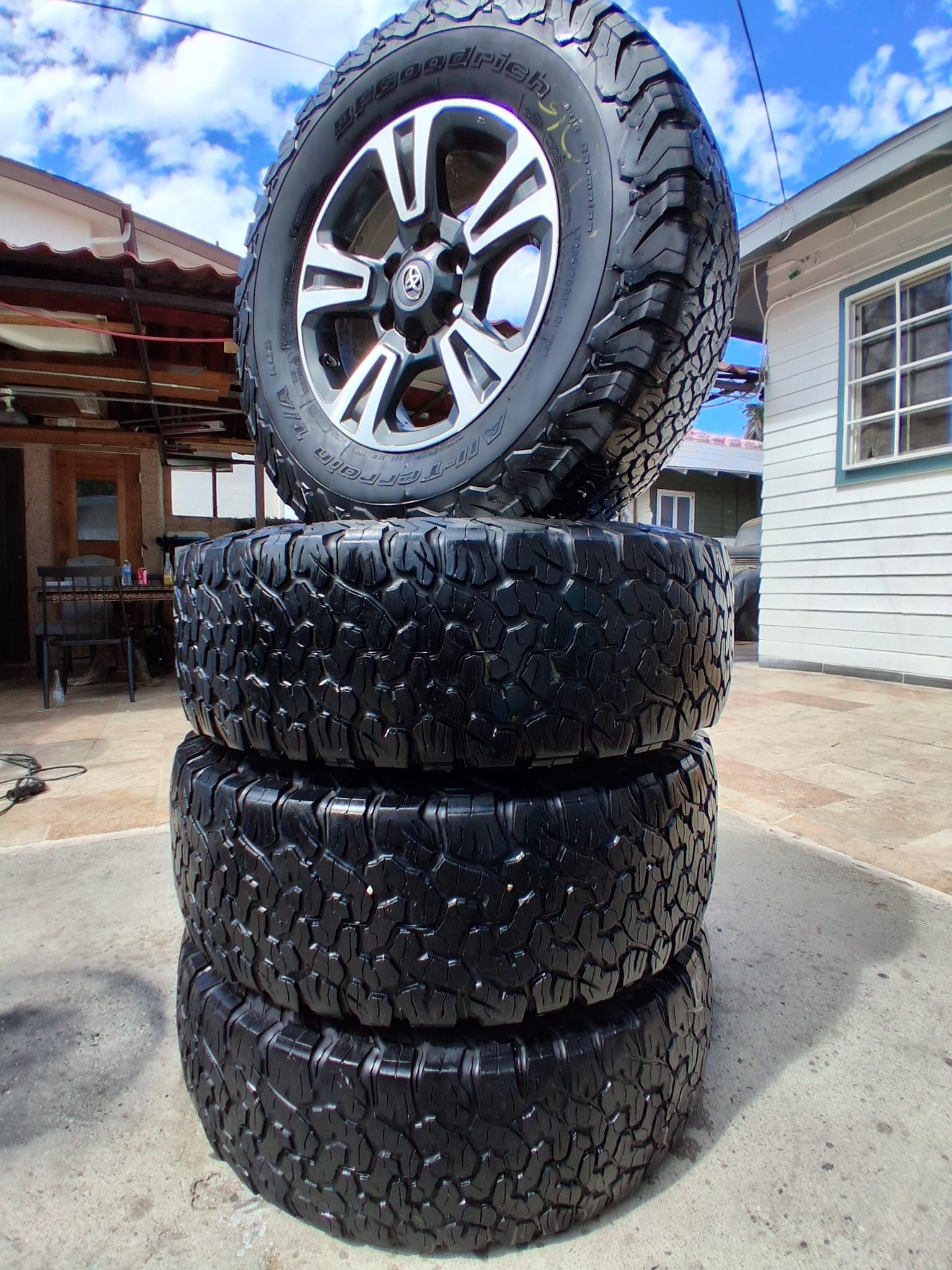 Vendo Set De Rines Para Toyota Tacoma Con Llantas 285:70/17 Bfgoodich En Perfectas Condiciones De Vida Las 4