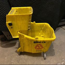 Rubbermaid Brute Yellow Mop Bucket with Wringer