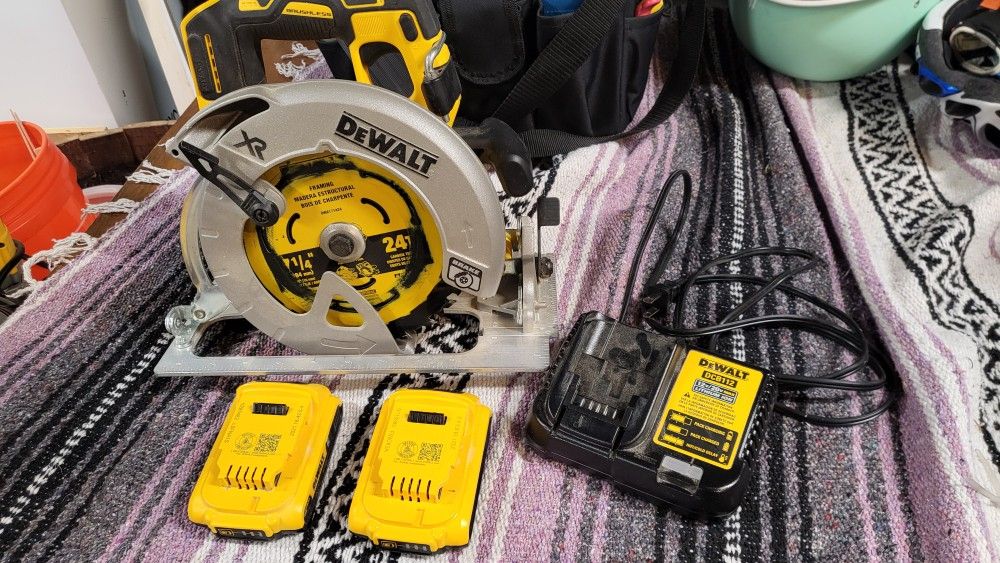 Dewalt Circular Saw 20v -7 1/4in w/ 2x Batteries And Charger