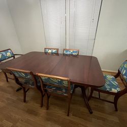 Extendable Mahogany Wood 6 person dining table 