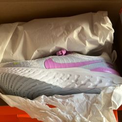 *NEVER USED* W Nike React Shoes