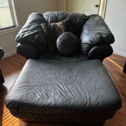 Black Leather Chaise Lounger