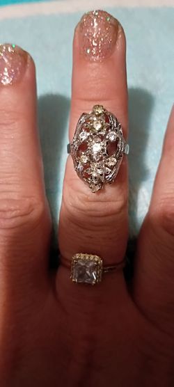 Beautiful Silver toned Cluster ring