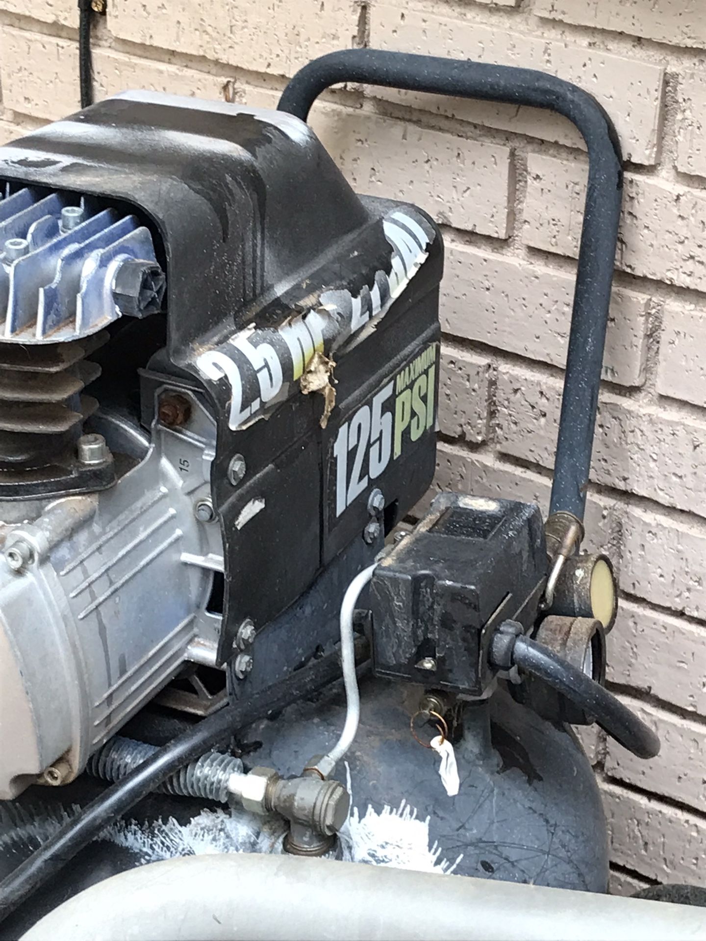 Central Pneumatic 21 gallon 2.5 HP 125 PSI Cast Iron Vertical Air Compressor