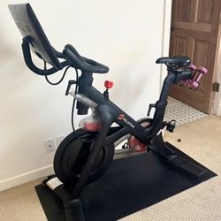 Peloton Bike Excellent Condition + 3lb weight set, mat + size 8 clip shoes