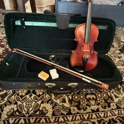 Violin 🎻 1/8.  That’s A Small Size.  For.  5 To 7  years.