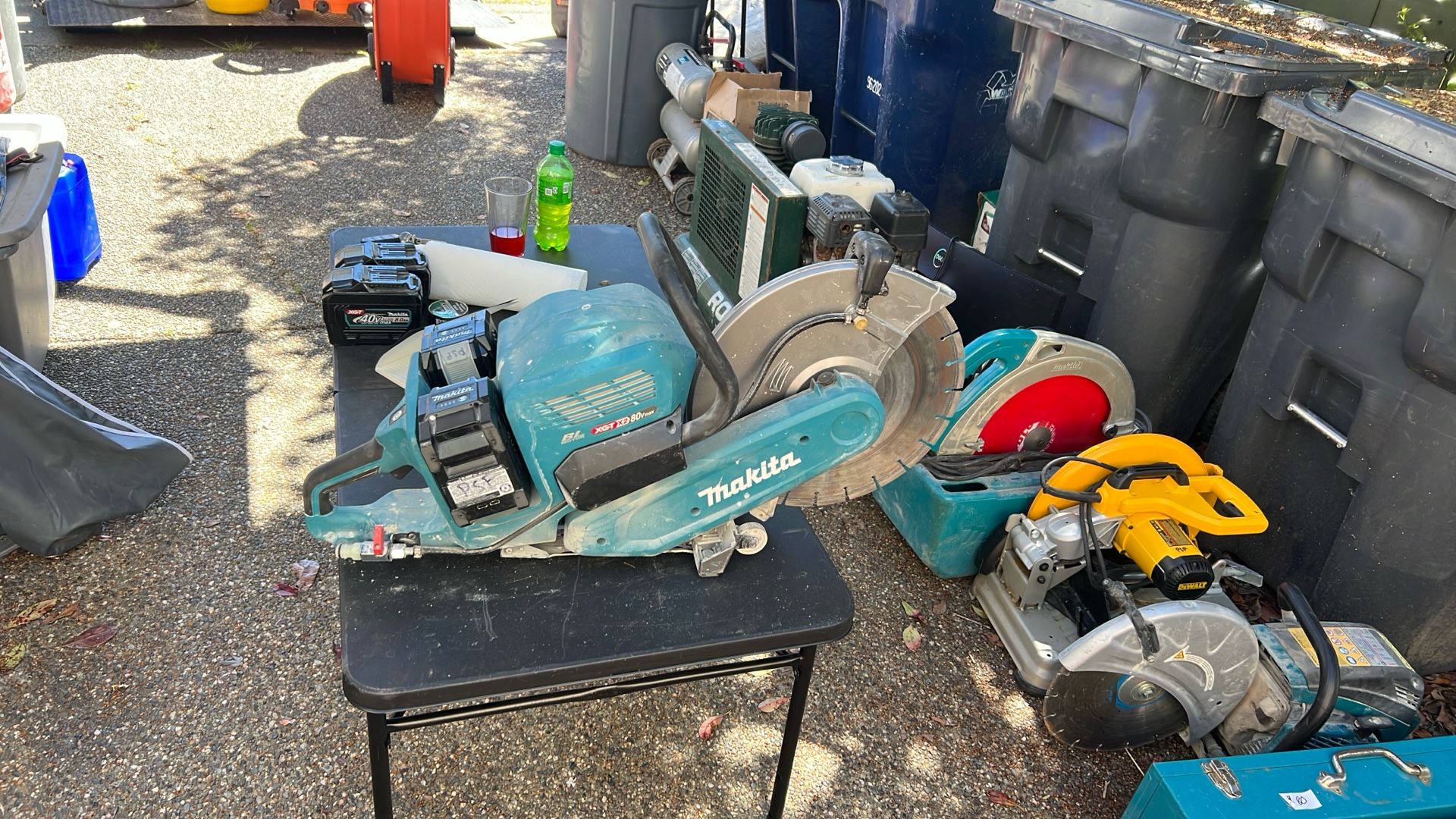 makita cordless 14” concrete saw comes with two batteries