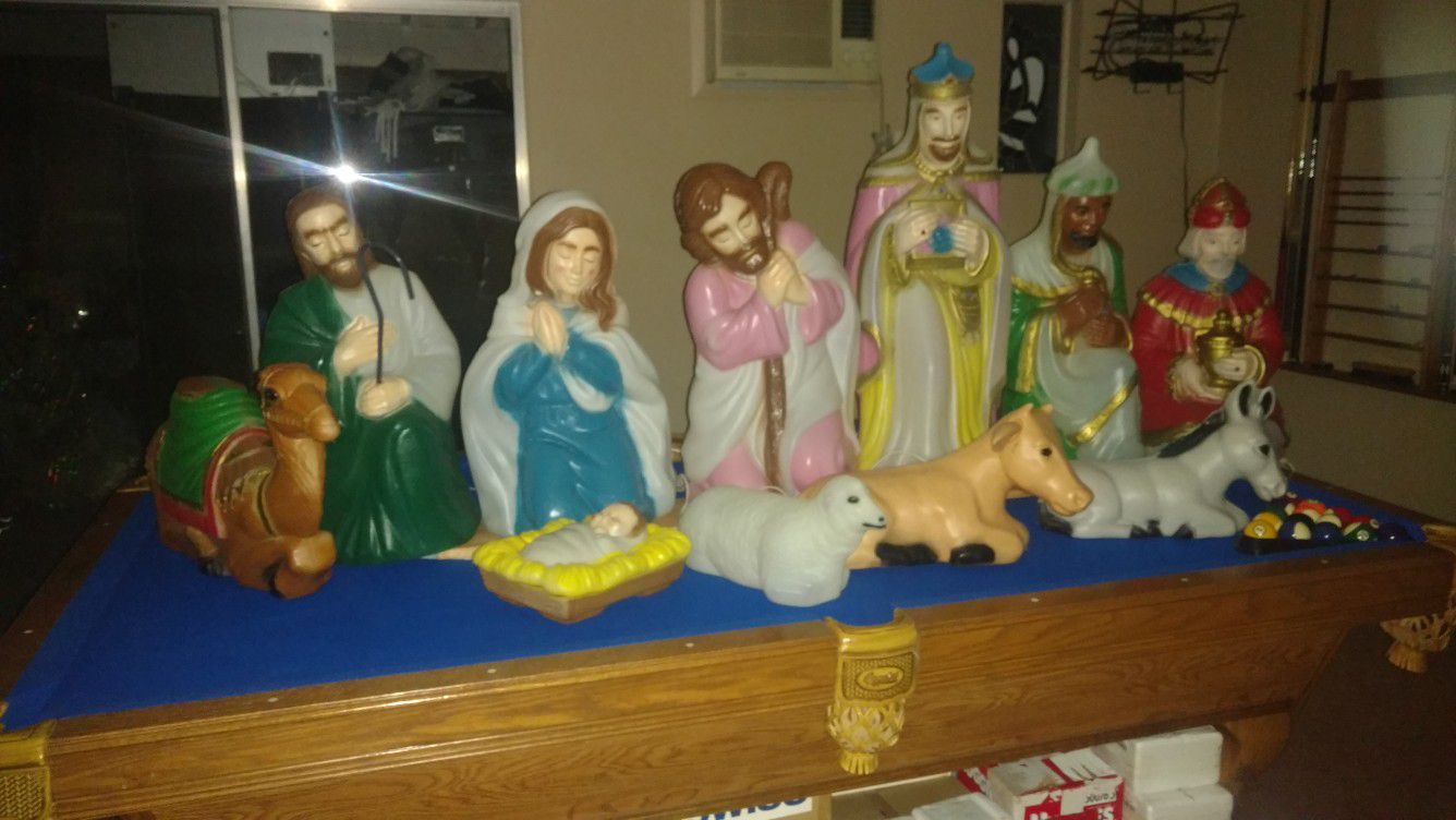 NATIVITY SET 11 PIECES USED BUT IN GOOD CONDITION ALL OF THEM LIGHT UP EXCEPED THE DONKEY LIGHT BURN OUT $240 PICK UP ONLY