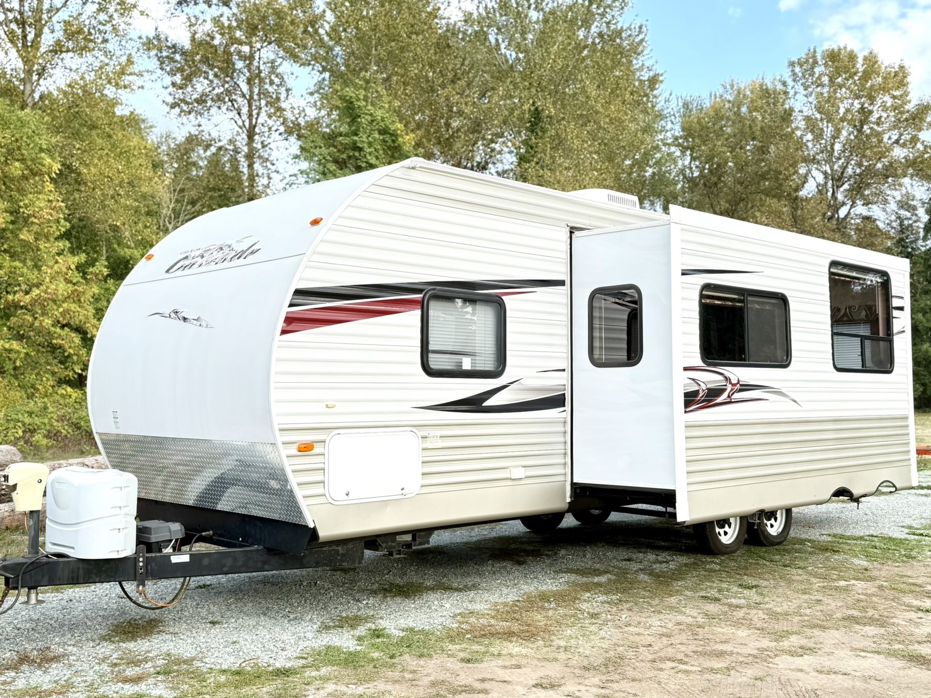 2011 Cherokee Cascade 27FT Travel Trailer Bunk House Model With Super Slide Out