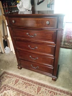 Like new real wood 5 drawer chest