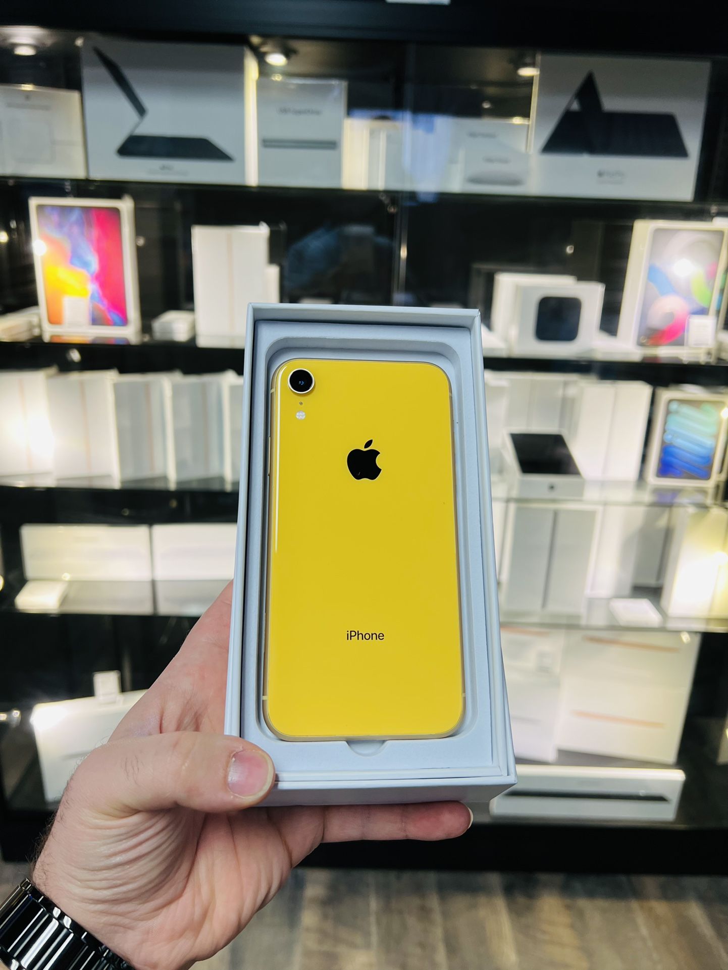 iPhone XR 64gb Yellow (Factory Unlocked) **EXCELLENT CONDITION**