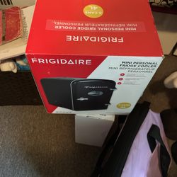 Frigidaire Mini Personal Fridge Cooler 